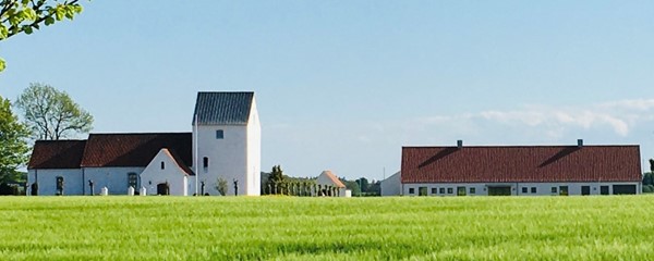 kollerupkirke og sognehus lige (2)